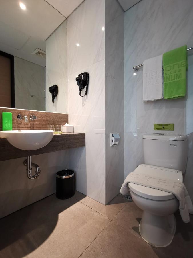 Maxone Platinum Hayam Wuruk Hotel Jakarta Buitenkant foto